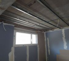 Mise en place des rails pour le faux plafond de la cuisine