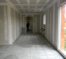 Cuisine vue du s&eacute;jour et cellier en arri&egrave;re plan