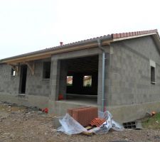 Parti 15 jours et a mon retour...hors d eau.normalement jeudi elle sera hors air...il y a eu juste un ptit probleme de massonerie au dessus de la porte du garage et sa a ete rectifie