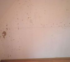 Un des cotés mur à renover avant de le peindre