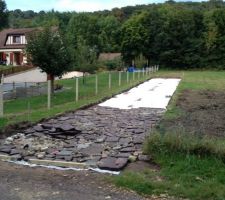 Début du chemin d'accès avec du revêtement de route.
