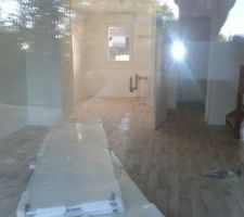 Salon vu sur la cuisine au fond a gauche