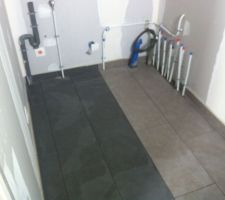 Carrelage cellier (par manque de carrelage nous avons du opter pour faire moiti&eacute;/moiti&eacute;)