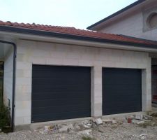Nos belles gouttières en alu gris anthracite sur le garage!!