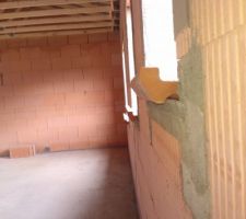 Les bords de fenêtre dans l'ordre : cellier, sdb et chambre au fond