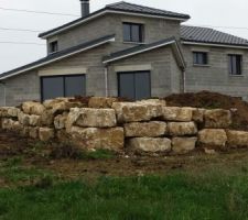 Enrochement pour soutenir la terre et avoir un terrain plat