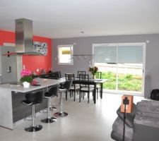 Une vue générale de la pièce a vivre