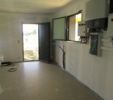 Cellier et onduleurs avec chape et sous couche