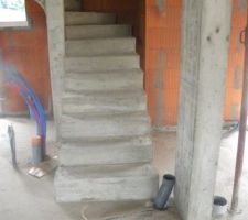 L'évacuation est légèrement déportée pour ne pas passer devant les escaliers.