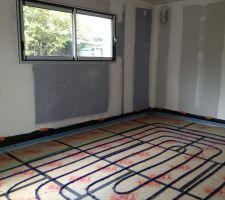 Plancher chauffant cuisine, avec les réserves pour les meubles