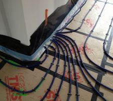 Plancher chauffant : arrivée des tuyaux dans le placard d'entrée