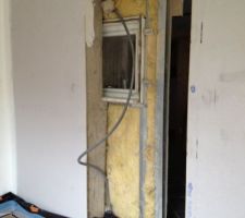 Porte entre cuisine et arri&egrave;re cuisine : ma&ccedil;onn&eacute;e sans avoir pris la peine d'enlever l'ancienne fen&ecirc;tre, curieux quand m&ecirc;me !