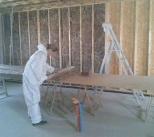 Installation de la laine de 120 mm dans l'ossature.