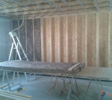 Installation de la laine de 120 mm dans l\'ossature.