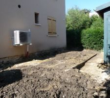 Pas d'isolation et d'enduit sur les parpaings du bas. Ravalement sale. Manque grille au tuyau pvc. Pac pas raccordé.