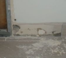 Etat du mur derrière la plinthe ....