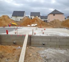 La dalle est finie. Ils ont passé l'hélicoptère particulièrement plus intensément sur le garage ( plus foncé). C'est donc hyper lisse dans le garage et un peu moins sur le reste de la maison.