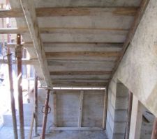 Sous l'escalier b&eacute;ton