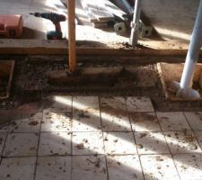 Trou combl&eacute;, caisson de pied de poteau pour futur plancher....