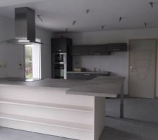 La cuisine, ilot et coin repas