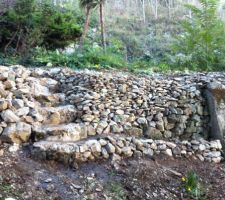 &ccedil;a y est l'escalier est construit (mortier de chaux) et les murs remont&eacute;s (pierre s&egrave;che), j'ai pris la photo un peu pench&eacute;e mais en fait tout est de niveau dans l'escalier, et j'ai bien gal&eacute;r&eacute;!