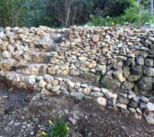 &ccedil;a y est l\'escalier est construit (mortier de chaux), et les murs remont&eacute;s (pierre s&egrave;che)!!!!!!!!!