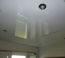 Rénovation salle de bains terminée: vue du plafond tendu et spots