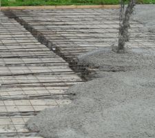 Les maçons coulent la dalle coffrée
