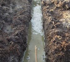 Les fondations, avec un peu d'eau (le terrain est gorgé d'eau)