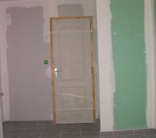 Pendant la porte ouverte