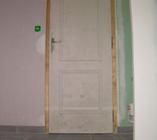 Pendant la porte ouverte