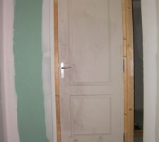 Pendant la porte ouverte