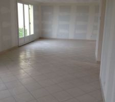 Carrelage au rez-de-chauss&eacute;e (en vrai, il est plus clair, asserz neutre)