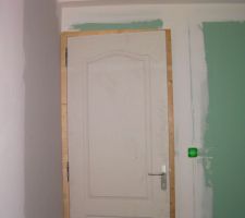 Pendant la porte ouverte