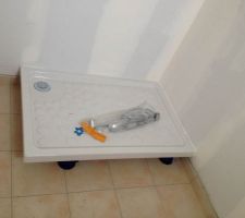 Dans la salle de douche : bac 80*120 et carrelage beige/orang&eacute;