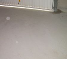 Il n'a pas fallu longtemps pour que nos 4 cm de jour sous la porte du garage fasse apparaitre des traces de flaques d'eau dans le garage et de l'humidité aux pieds de la porte.