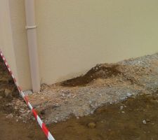 La terre monte trop haut sur le côté mais en fait même au niveau des cailloux l'enduit est humide