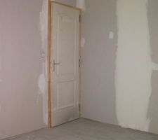 Pendant la porte ouverte