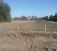 Terrain en angle de rue dans un lotissement de 30 maisons. 400m carr&eacute;s plein sud