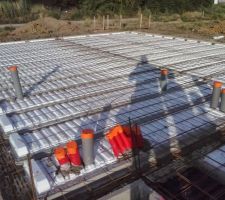 Achèvement de la dalle et mise en place des évacuations et gaines. Ne reste qu'à couler le béton!