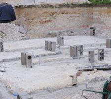 Début du garage ! on positionne les parpaings à chaque angle.