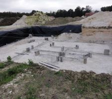 Début du garage ! on positionne les parpaings à chaque angle.