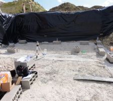 On commence a sceller les angles, en réglant les niveaux pour corriger les défaut de planéité des fondations.