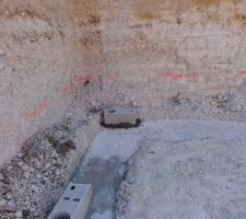 On commence a sceller les angles, en réglant les niveaux pour corriger les défaut de planéité des fondations.