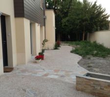 Terrasse plein sud avec pierre et béton désactivé (avec 2 mouettes en pierre sur béton désactivé)