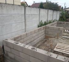 Les rangs de parpaing cot&eacute; limite separative