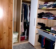 Dressing enfin mont&eacute; ! Nos vieux caissons ikea se m&eacute;langent avec les nouveaux