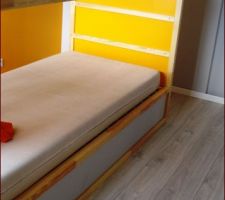 Pose du stratifi&eacute; de la chambre enfant et montage du lit