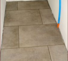 Il restait du carrelage du rdc... impeccable pour le wc de l'étage !