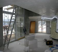 Vue depuis la porte de la chambre des parents (au rez) en direction du sud-ouest.
Au premier plan à droite, la cheminée